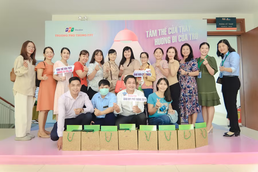 Các thầy cô giáo tham gia hội thảo.