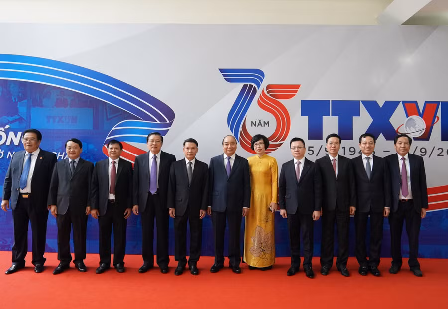 Thủ tướng Nguyễn Xuân Phúc cùng các đại biểu và lãnh đạo TTXVN tại lễ kỷ niệm. - Ảnh: VGP/Quang Hiếu