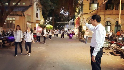 Bất kể nắng mưa sớm tối, thầy hiệu trưởng đều đứng chào đón học sinh ở cổng trường. Bất kể nắng mưa sớm tối, thầy hiệu trưởng đều đứng chào đón học sinh ở cổng trường.