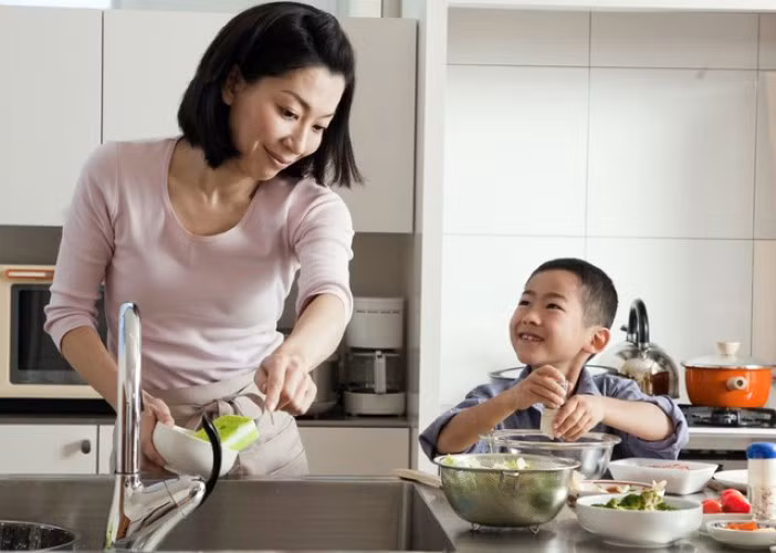 Trẻ hướng tư duy khá mạnh vào lời hứa của người lớn. Ảnh: IT.