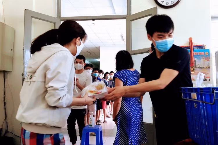 Trung tâm Dịch vụ Sinh viên HCMUTE phát cơm miễn phí cho SV ở KTX.
