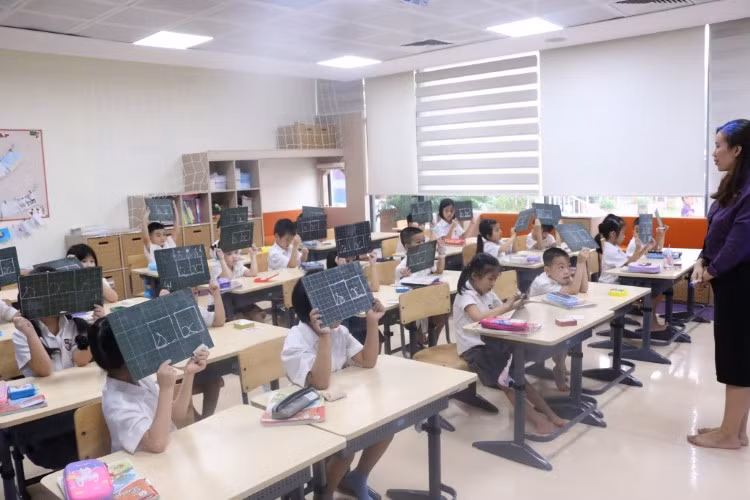 HS lớp 1 Trường Olympia, Hà Nội trong giờ học. Ảnh: Nguyễn Nhung