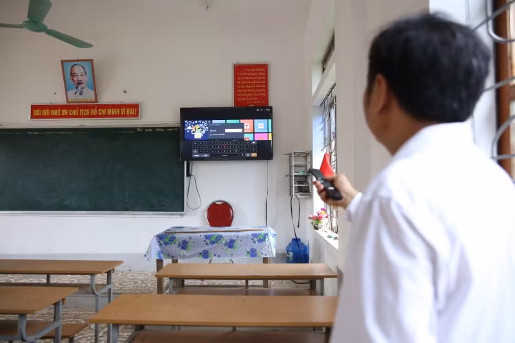 Trường THCS Lạng Khê (Con Cuông, Nghệ An) vận động xã hội hóa để mua sắm tivi cho các lớp học.