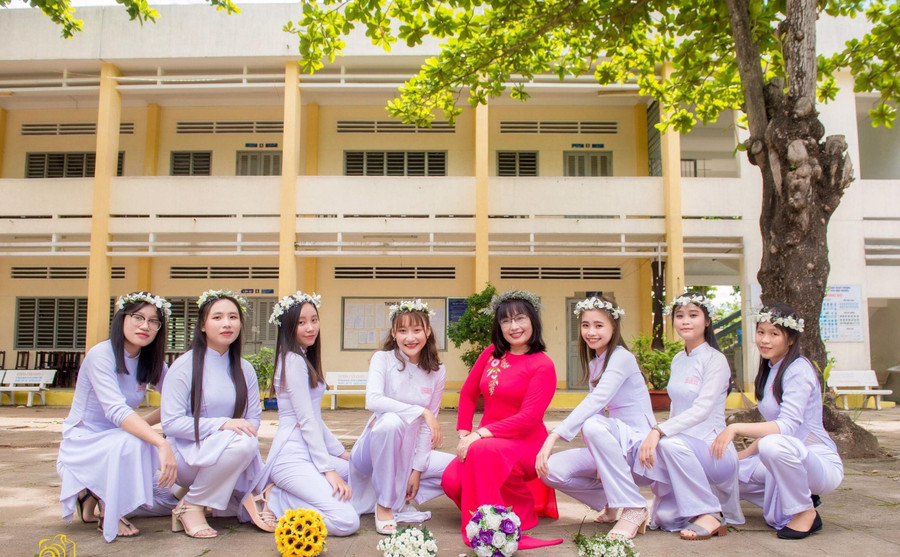 Cô Lê Thị Huệ Hương chụp ảnh lưu niệm cùng học trò. Cô Lê Thị Huệ Hương chụp ảnh lưu niệm cùng học trò.