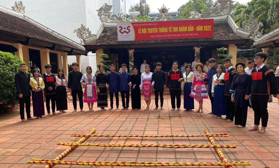 Học sinh Trường THPT DTNT N’Trang Lơng tham gia múa sạp tại Đình Lạc Giao trong Lễ tế Thu năm 2022. Ảnh: TN Học sinh Trường THPT DTNT N’Trang Lơng tham gia múa sạp tại Đình Lạc Giao trong Lễ tế Thu năm 2022. Ảnh: TN