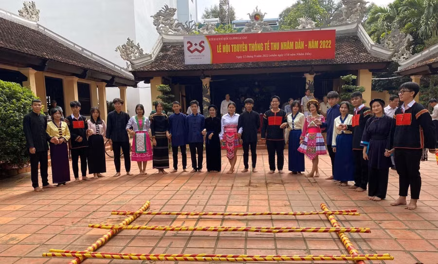 Học sinh Trường THPT DTNT N’Trang Lơng tham gia múa sạp tại Đình Lạc Giao trong Lễ tế Thu năm 2022. Ảnh: TN