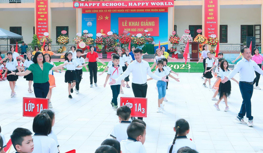Giáo viên và học sinh Trường Tiểu học Hội Hợp B (Vĩnh Yên, Vĩnh Phúc) cùng nhau biểu diễn trong ngày khai giảng. Ảnh: NTCC Giáo viên và học sinh Trường Tiểu học Hội Hợp B (Vĩnh Yên, Vĩnh Phúc) cùng nhau biểu diễn trong ngày khai giảng. Ảnh: NTCC