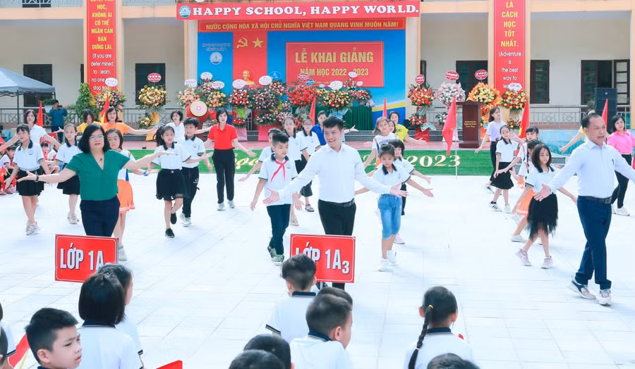 Giáo viên và học sinh Trường Tiểu học Hội Hợp B (Vĩnh Yên, Vĩnh Phúc) cùng nhau biểu diễn trong ngày khai giảng. Ảnh: NTCC
