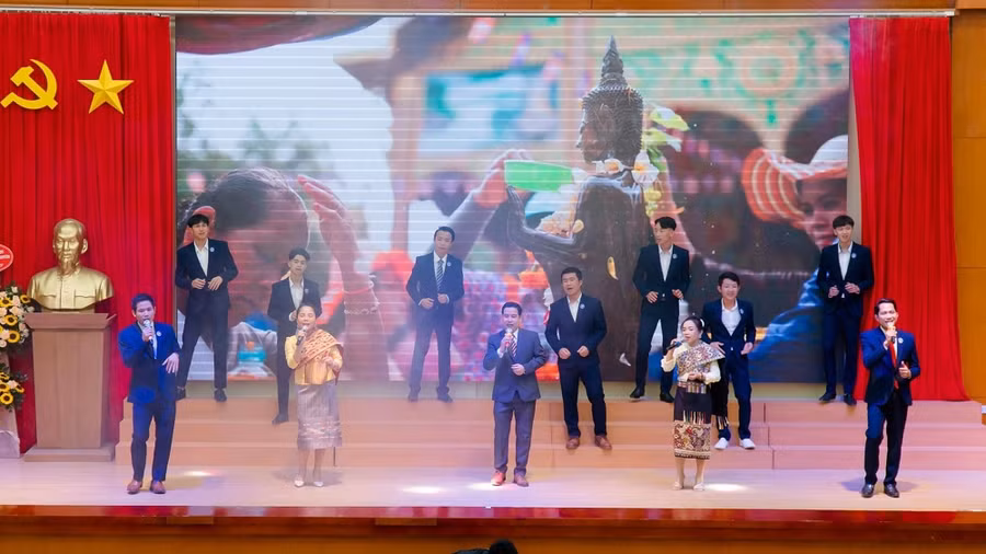 Chương trình văn nghệ đặc sắc mang đậm bản sắc văn hóa Lào tại trường Đại học Sư phạm Thái Nguyên.