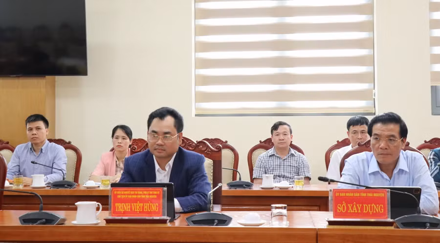 Đồng chí Trịnh Việt Hùng, Ủy viên dự khuyết Trung ương Đảng, Phó Bí thư Tỉnh ủy, Chủ tịch UBND tỉnh Thái Nguyên, cùng đại diện lãnh đạo các sở, ngành liên quan, UBND T.P Thái Nguyên tại buổi làm việc với Tập đoàn Central Retail.