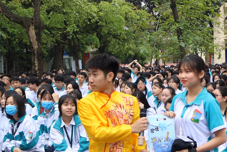 Sự hào hứng của các em học sinh khi được tham gia giao lưu đố vui về sách, tác giả tác phẩm.