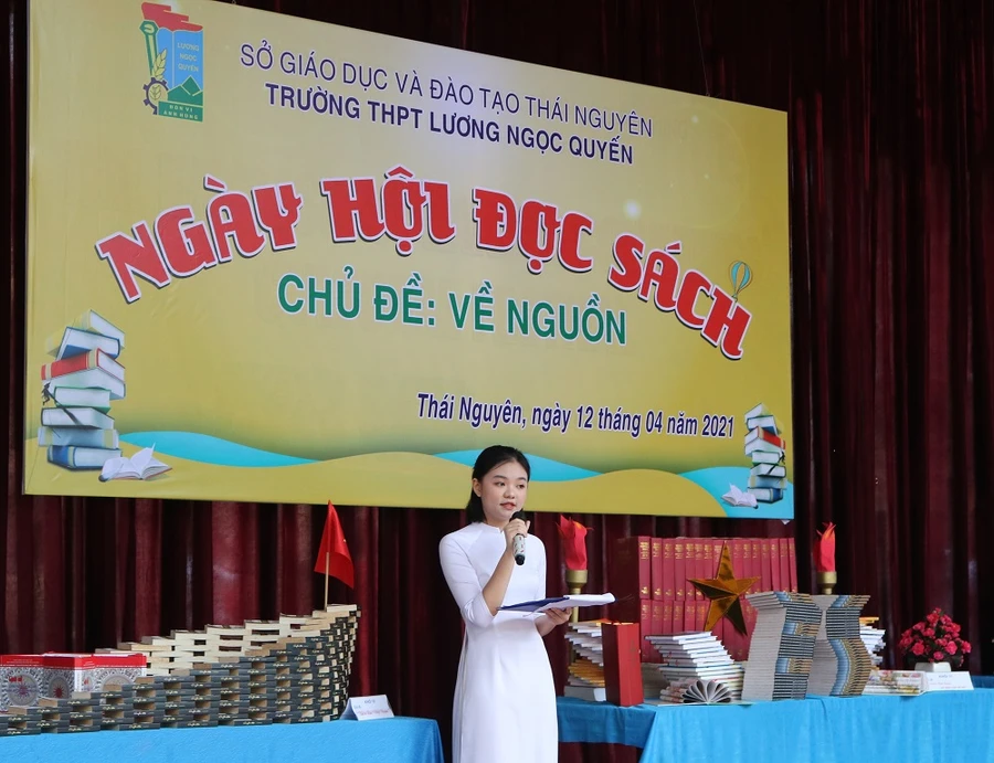 Học sinh nhà trường thuyết trình giới thiệu mô hình trưng bày sách tại ngày hội.