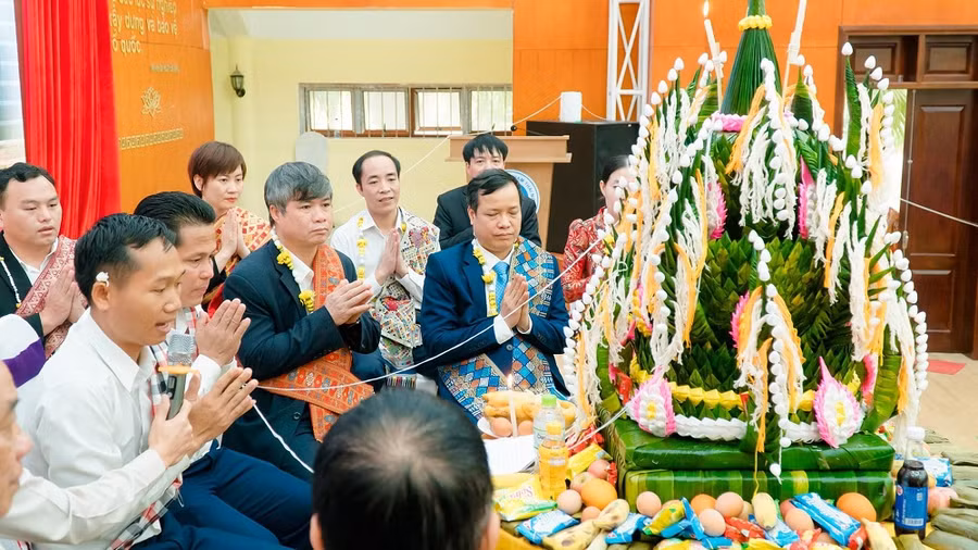 Lãnh đạo trường Đại học Sư phạm Thái Nguyên tham gia lễ buộc chỉ cổ tay