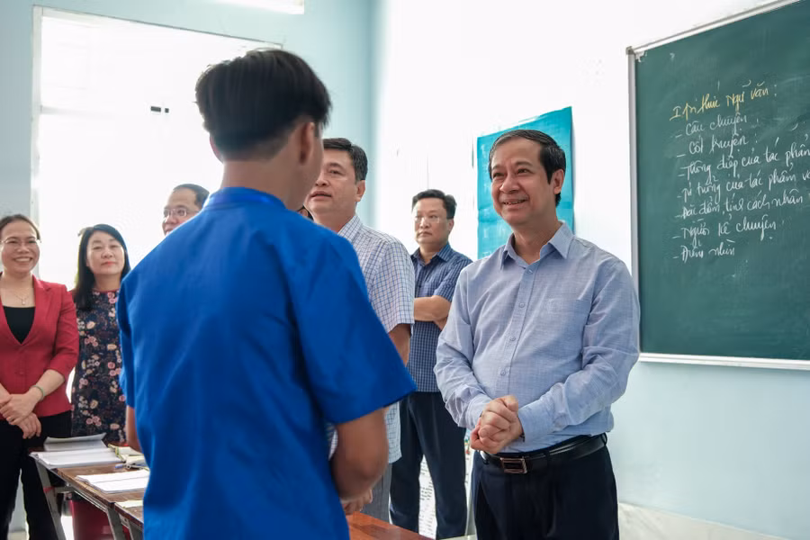 Bộ trưởng Nguyễn Kim Sơn thăm hỏi học sinh Trường THPT DTNT Huỳnh Cương.