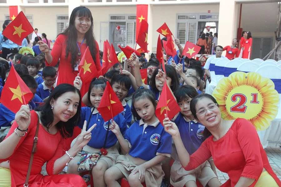 Cô và trò Trường Tiểu học Phạm Văn Chính (quận 9, TP.HCM) hân hoan trong ngày khai giảng và khánh thành trường sáng 4/9.