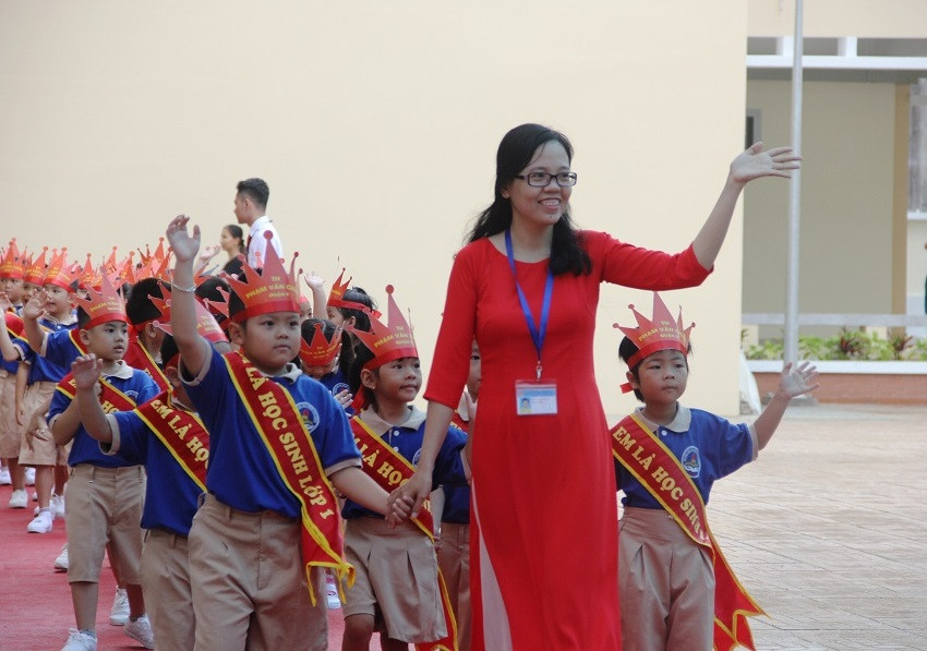 Đón các em học sinh lớp 1 vào trường. Năm nay trường có 147 học sinh lớp 1.