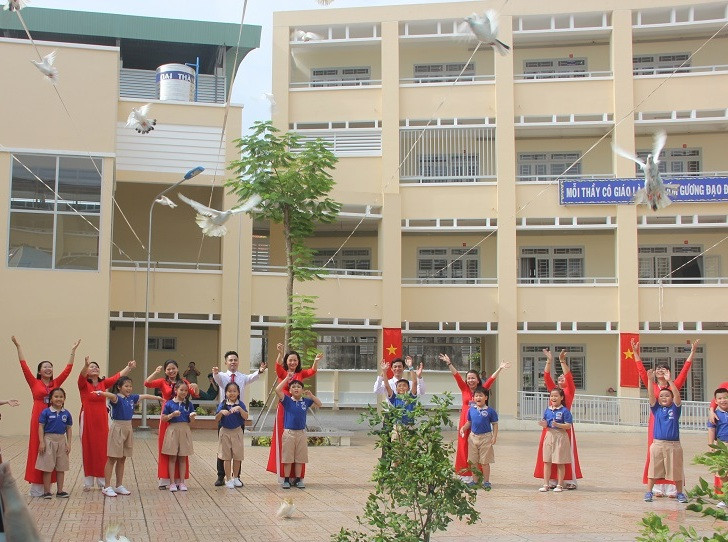 Cùng nhau thả những chú chim bồ câu với mong ước cho một năm học mới thành công.