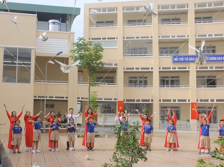 Cùng nhau thả những chú chim bồ câu với mong ước cho một năm học mới thành công.