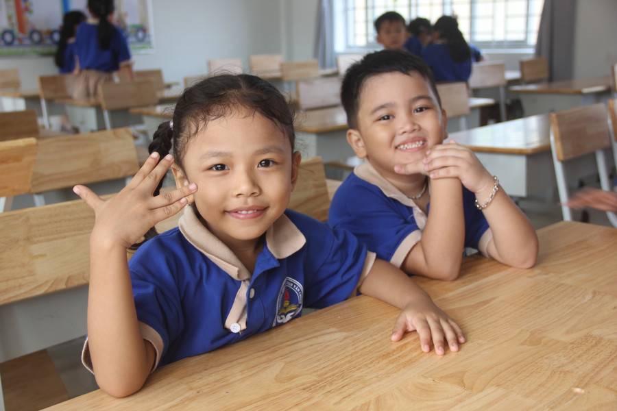 Niềm vui của các em học sinh được học trong ngôi trường mới.