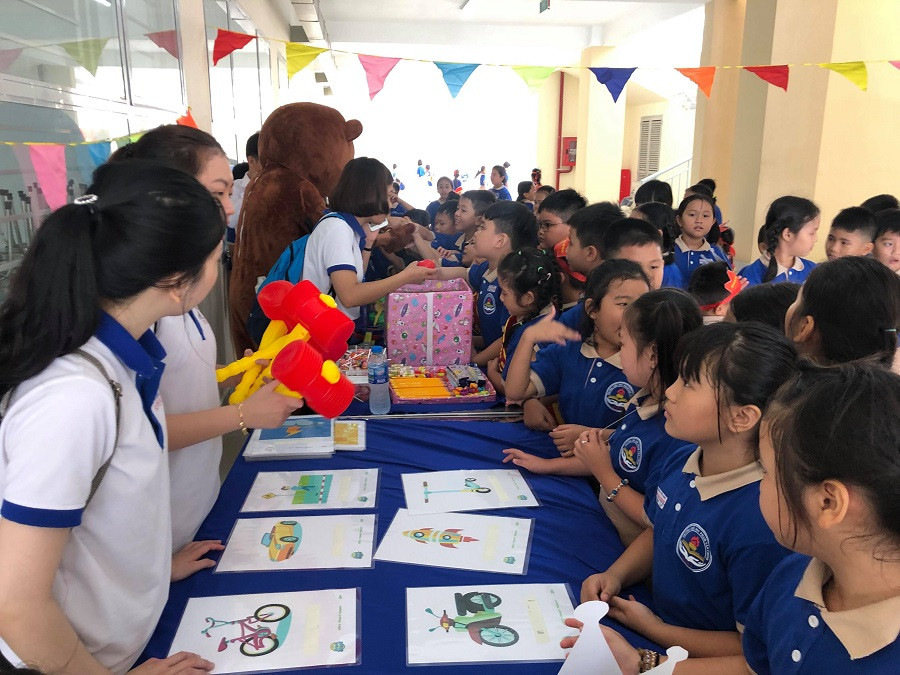 Các em tham gia một số trò chơi.