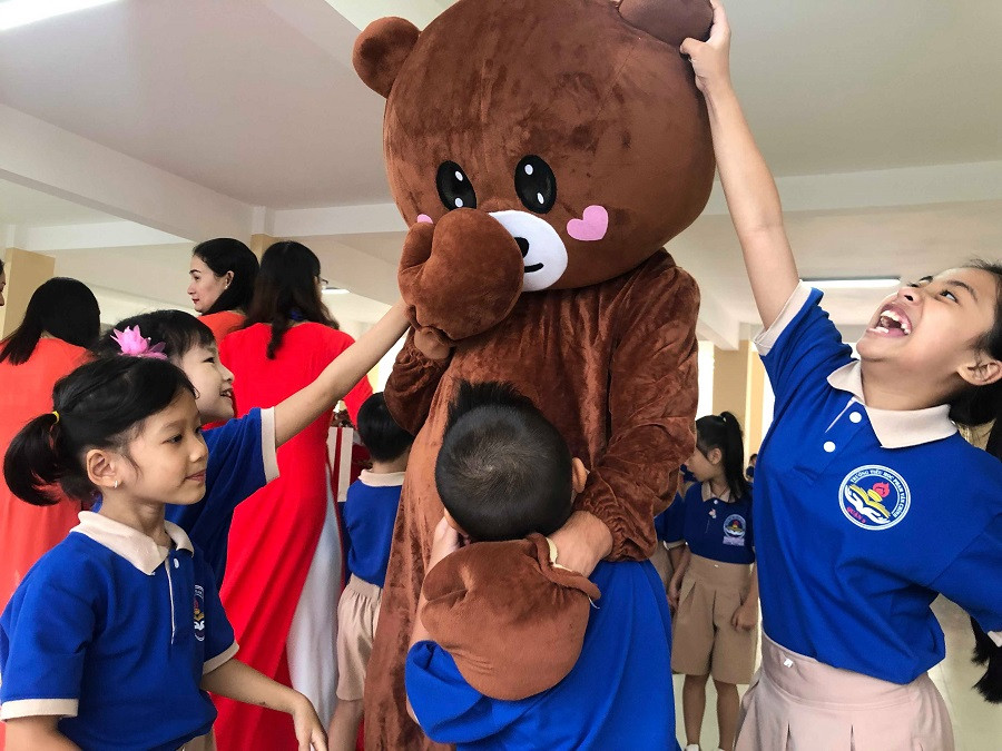 Các em học sinh có mặt từ sớm trong ngày khánh thành trường.