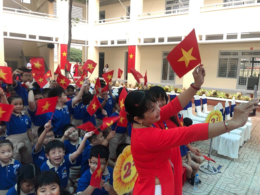 Cô giáo tranh thủ ghi lại khoảnh khắc vui tươi với học trò.