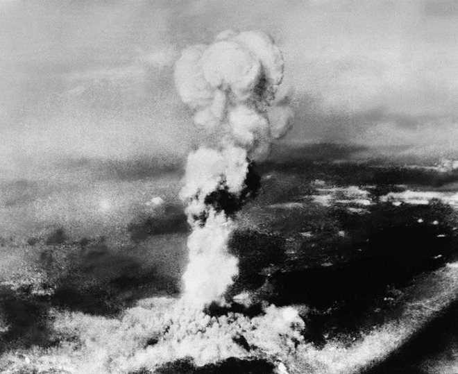 Đám khói lớn bốc lên từ vụ nổ tại thị trấn Yoshiura thuộc Hiroshima. Ảnh: AP