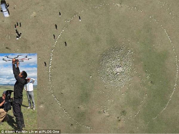 Một trong những vị trí đặc biệt được tìm thấy trong cuộc tìm kiếm. Ảnh nhỏ là các thành viên tìm kiếm sử dụng một camera bay để phục vụ việc tìm kiếm. Một trong những vị trí đặc biệt được tìm thấy trong cuộc tìm kiếm. Ảnh nhỏ là các thành viên tìm kiếm sử dụng một camera bay để phục vụ việc tìm kiếm