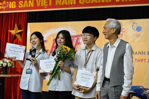 NGƯT Nguyễn Phú Cường - Chủ tịch HĐQT Hệ thống GD Lômônôxốp - rất vui trước sự vận dụng kiến thức trên lớp vào thực tế cuộc sống của HS nhà trường NGƯT Nguyễn Phú Cường - Chủ tịch HĐQT Hệ thống GD Lômônôxốp - rất vui trước sự vận dụng kiến thức trên lớp vào thực tế cuộc sống của HS nhà trường