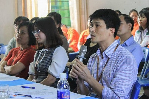 Nhà giáo Nguyễn Quang Tùng - Hiệu trưởng nhà trường - cùng các cô giáo tâm huyết chia sẻ với từng đội thi Nhà giáo Nguyễn Quang Tùng - Hiệu trưởng nhà trường - cùng các cô giáo tâm huyết chia sẻ với từng đội thi