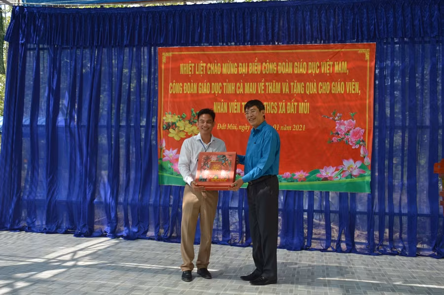 ÔngVũ Minh Đức trao quà Tết cho đại diện Trường THCS Đất Mũi (huyện Ngọc Hiển, Cà Mau).