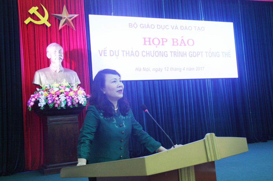 Thứ trưởng Bộ GD&ĐT Nguyễn Thị Nghĩa phát biểu tại buổi họp báo