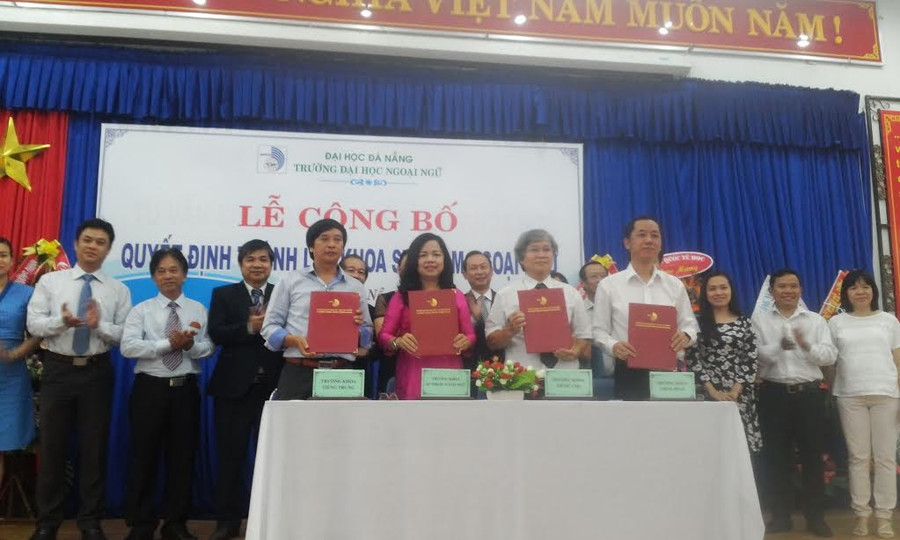 Đại diện các khoa ký kết biên bản bàn giao công tác khoa Sư phạm Ngoại ngữ
