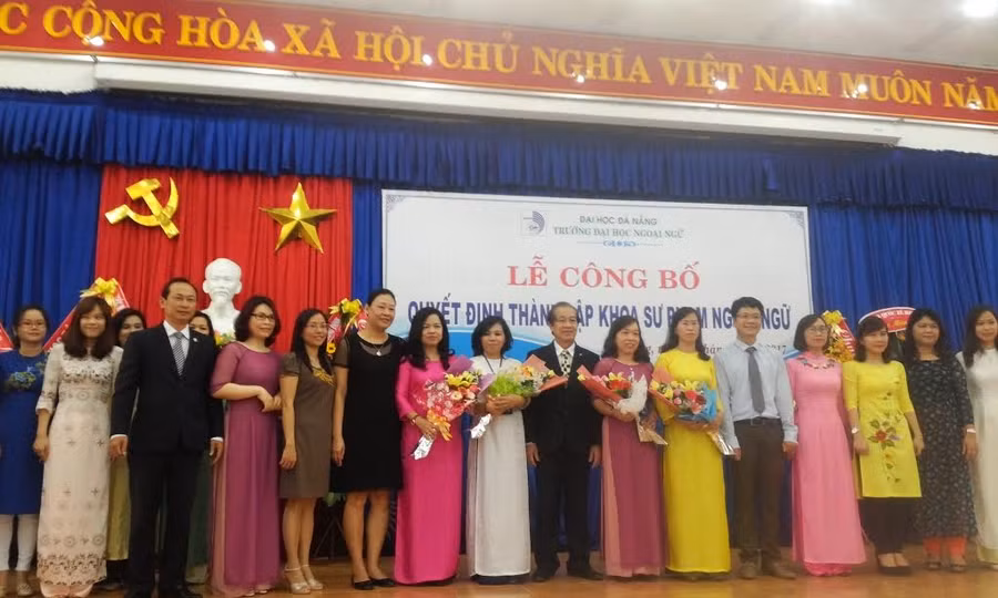 Đại diện Ban Giám hiệu Trường ĐH Ngoại ngữ tặng hoa cho cán bộ, giảng viên khoa Sư phạm Ngoại ngữ.
