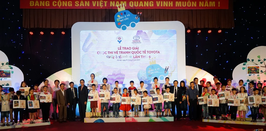 Ông Nguyễn Đức Hữu – Phó Vụ trưởng phụ trách, Vụ Giáo dục Tiểu học và ông Toru Kinoshita - Tổng Giám đốc TMV- chụp ảnh lưu niệm cùng các thí sinh đạt giải