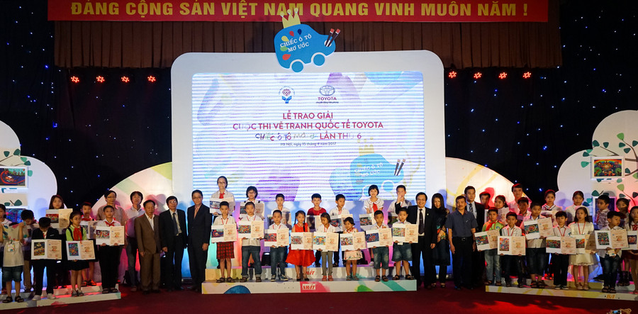 Ông Nguyễn Đức Hữu – Phó Vụ trưởng phụ trách, Vụ Giáo dục Tiểu học và ông Toru Kinoshita - Tổng Giám đốc TMV- chụp ảnh lưu niệm cùng các thí sinh đạt giải