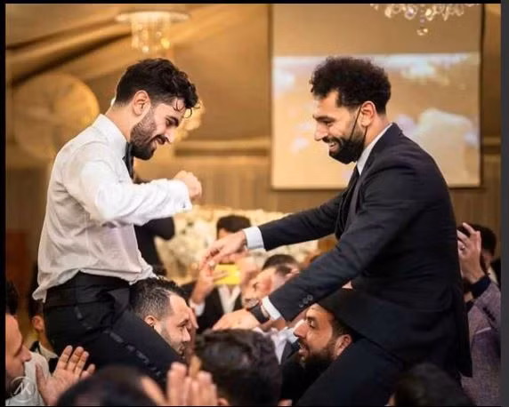 Salah kéo khẩu trang khỏi mũi trong tiệc cưới anh trai ở thủ đô Cairo.