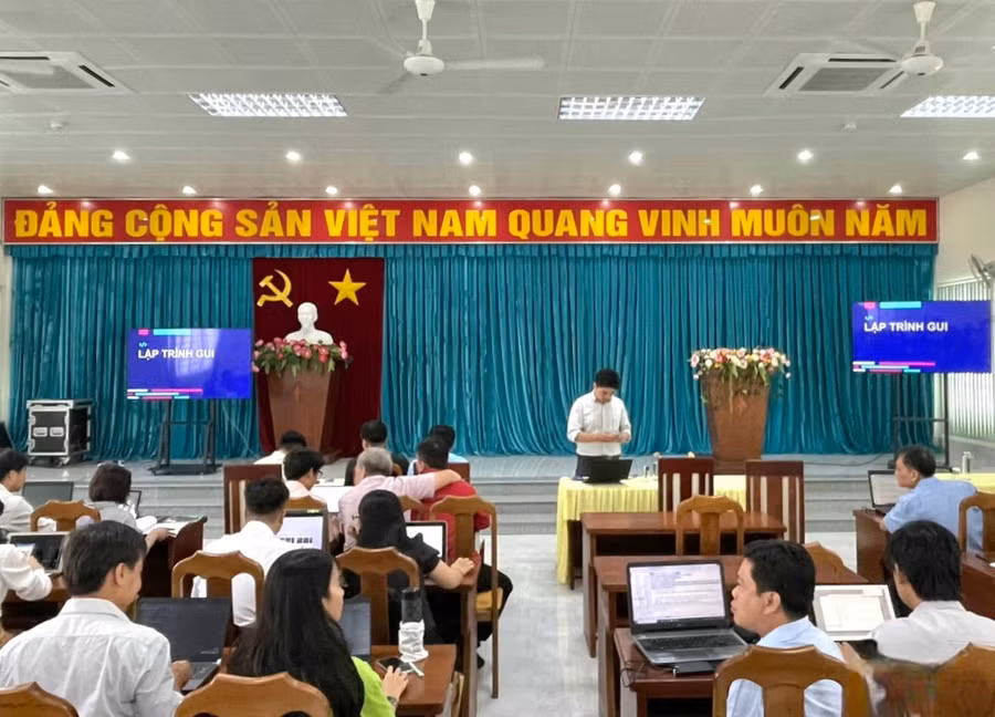 Báo cáo viên triển khai các nội dung tập huấn.