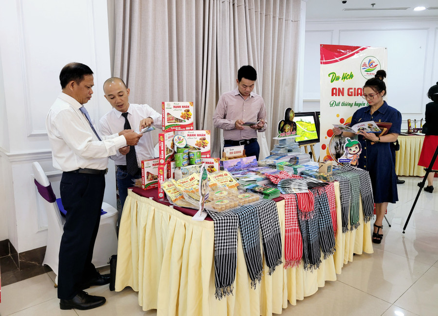 Không gian trưng bày giới thiệu thông tin du lịch An Giang. Không gian trưng bày giới thiệu thông tin du lịch An Giang.