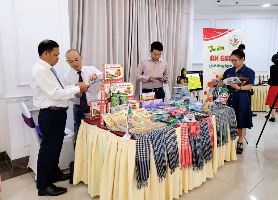 Không gian trưng bày giới thiệu thông tin du lịch An Giang. Không gian trưng bày giới thiệu thông tin du lịch An Giang.