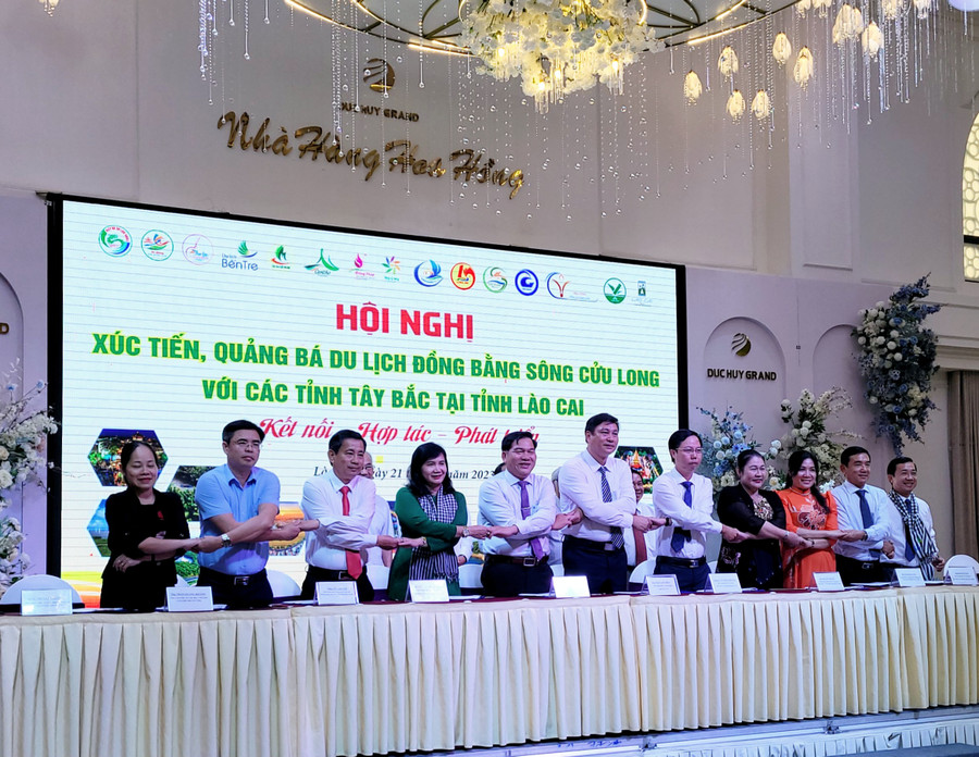 Đại biểu ký kết hợp tác phát triển du lịch giữa các đơn vị tại Hội nghị. Đại biểu ký kết hợp tác phát triển du lịch giữa các đơn vị tại Hội nghị.