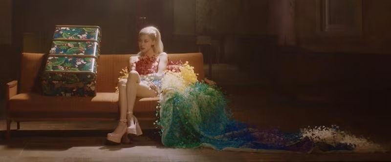 Rosé diện mẫu đầm vedette của BST CONG TRI Xuân Hè 2020 Đi Nhặt Hạt Sương Nghiêng trong MV Gone.