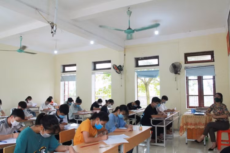 Trước kỳ thi, học sinh lớp 12 được tổ chức thi thử các môn.
