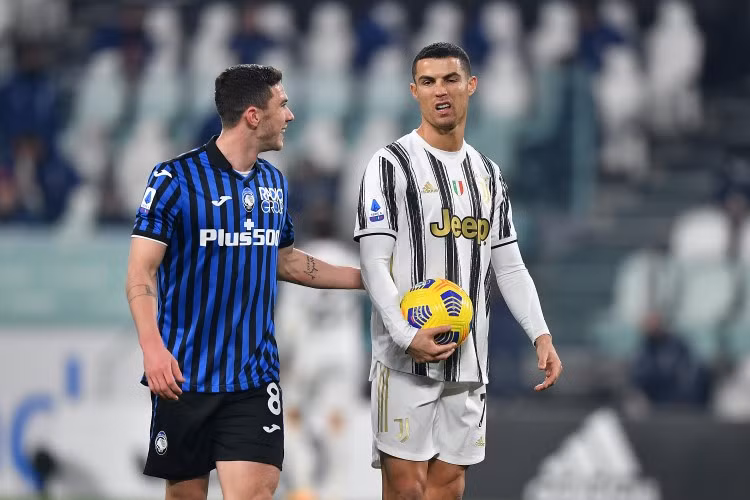 Robin Gosens (bên trái) từng bị Ronaldo từ chối đổi áo tại Serie A.