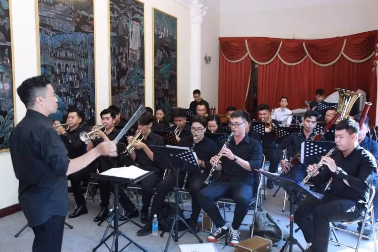 Dàn nhạc hợp xướng do giảng viên, sinh viên Nhạc viện TPHCM biểu diễn. Ảnh: NTCC