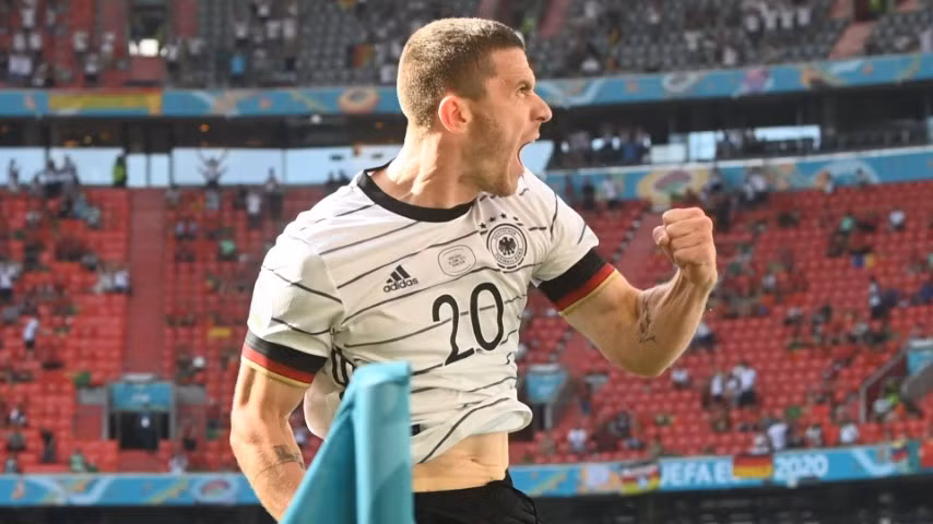 Hậu vệ đội tuyển Đức ăn mừng bàn thắng trong trận Đức thắng Bồ Đào Nha 4-2.