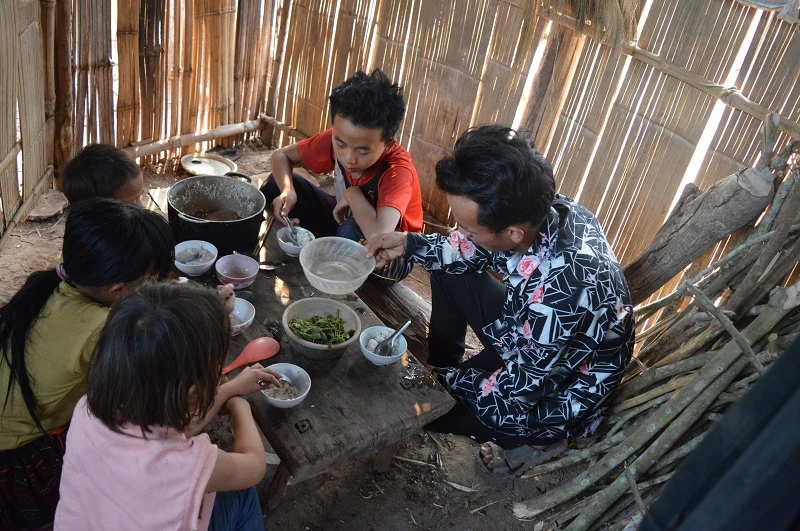 Bố mất vì ma túy, mẹ đi lấy chồng, G. A. H., bản Huổi Hốc, xã Nậm Kè (huyện Mường Nhé) “bất đắc dĩ” trở thành chỗ dựa của đàn em thơ.