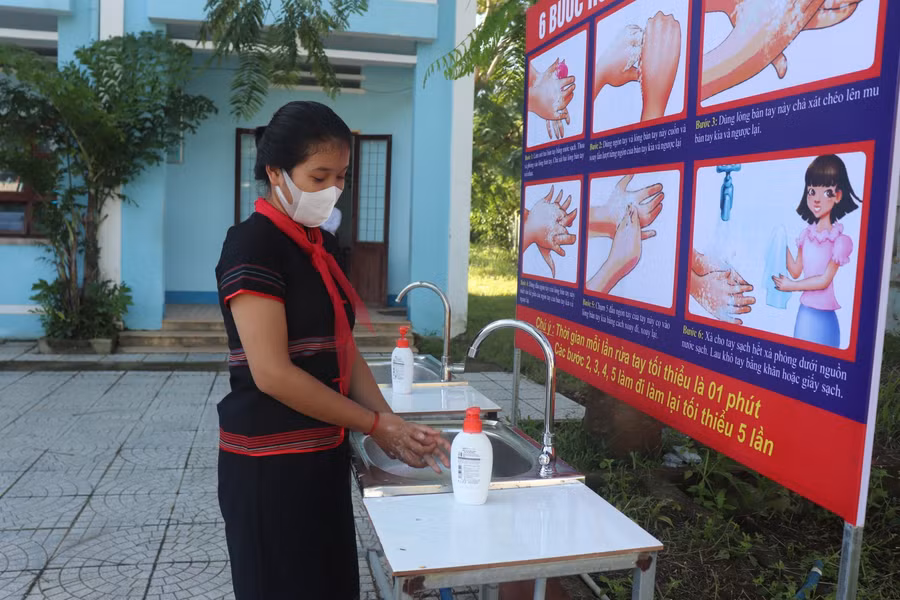 Ngoài khu vực vệ sinh, nhiều khu vực khác trong trường học đều được trang bị xà phòng sát khuẩn và dung dịch khử khuẩn