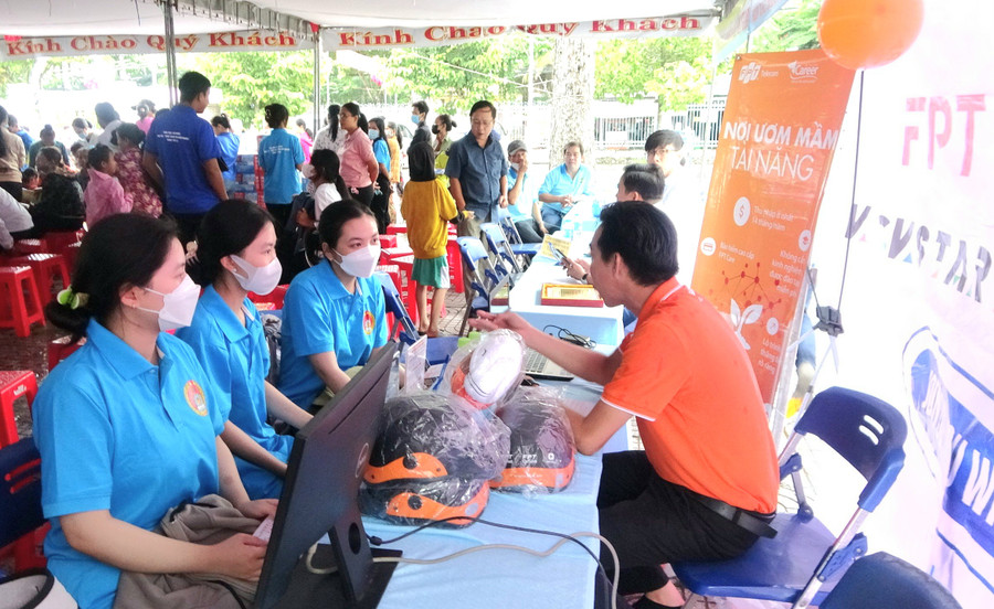 Các công ty, doanh nghiệp tư vấn và giới thiệu việc làm cho người lao động tại Ngày hội. Các công ty, doanh nghiệp tư vấn và giới thiệu việc làm cho người lao động tại Ngày hội.