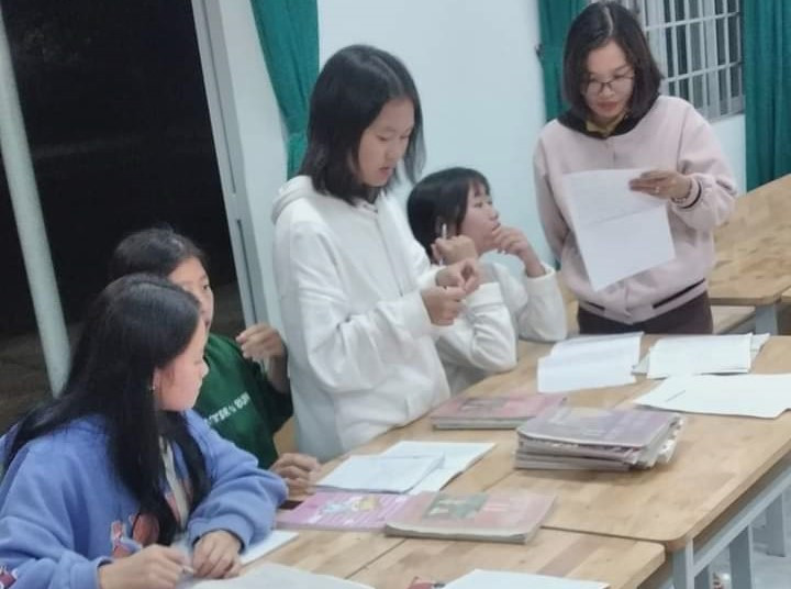 Cô Đỗ Thị Thanh Hoa (môn Toán) hướng dẫn ôn tập vào buổi tối cho học sinh lớp 12 ở khu bán trú. Cô Đỗ Thị Thanh Hoa (môn Toán) hướng dẫn ôn tập vào buổi tối cho học sinh lớp 12 ở khu bán trú.